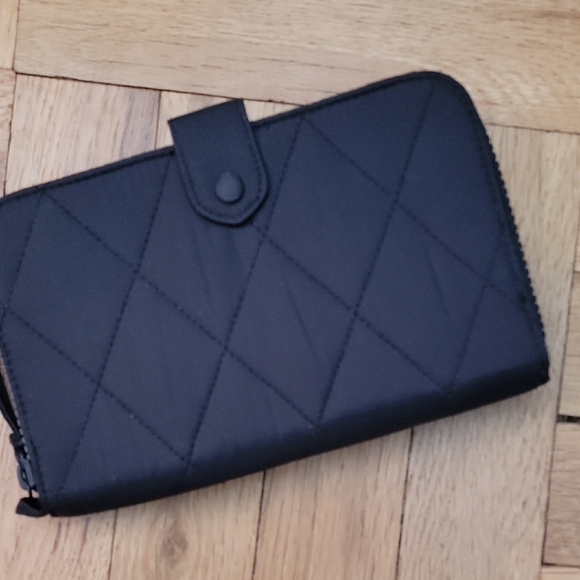 VERA BRADLEY/Quilted Navy Wallet - Picture 11 of 16